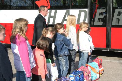 Auch der Geschäftsführer Schwab überzeugt sich von der Richtigkeit der Übungen