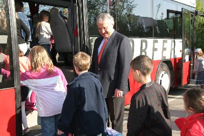 Zufrieden ob der geglückten Übungen entlässt der Minister die Kinder und verabschiedet sich von der Pressekonferenz der Gemeinschaftsaktion ...