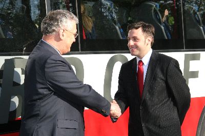 ... nicht ohne vorher sich auch beim Juniorchef Alfred Hadersdorfer der Firma Hadersdorfer - Reisen für sein großes Engagement bei der Verbesserung der Schulbussicherheit zu bedanken.