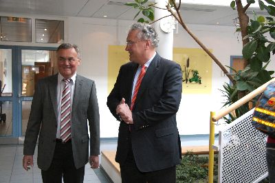 Rektor Hans Hanrieder und der Staatsminister Joachim Herrmann in der Aula