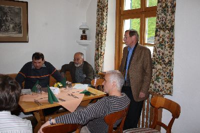 Vertrauen ist gut, Kontrolle schadet nicht: Der Geschäftsführer überzeugt sich, dass die „Jägerstübler“ nicht zu früh mit dem Kaffeetrinken beginnen