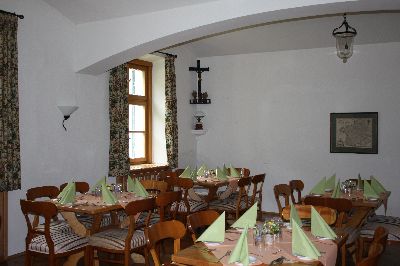 Drinnen ist der Tisch schon gedeckt