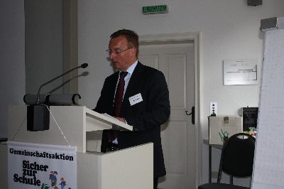 PHK Jürgen Polster, ein sehr kompetenter und außerordentlich patenter Referent, der sehr geschickt über …