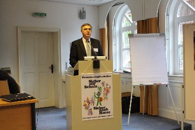 Und schon geht es in die Gruppenarbeit: EPHK Hubert Schröder erläutert die Aufgaben und verteilt die entsprechenden Unterlagen