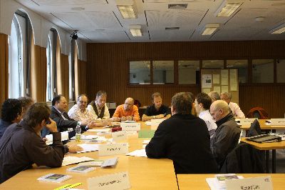 Die Gruppe im Plenumssaal arbeitet fleißig Aufgabe um Aufgabe ab