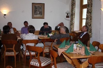 Die ausgelagerte Gruppe im Jägerstüberl muss zuerst fleißig arbeiten bevor es Kaffee und Kuchen – natürlich für alle Gruppen – gibt