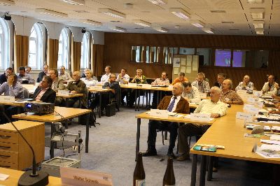 … und alle hören aufmerksam zu