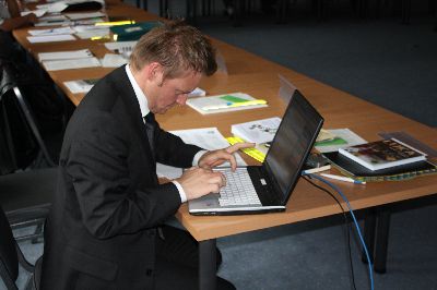 Letzte Vorbereitungen vor dem Referat: Markus Wörle vom Seminar Bayern der ALP Dillingen, ein gern gesehener Gastreferent