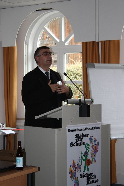 Und weil Manfred Groß am 6. Mai auch noch Geburtstag hat, wird er von EPHK Hubert Schröder „mit großer Geste“ (so feierlich sieht man ihn selten) und sehr herzlichen Worten verabschiedet und gewürdigt – gratulieren darf man ja noch nicht.