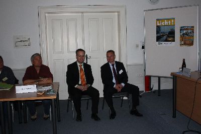 Schön, dass es neben der Arbeit auch etwas zu feiern gibt: Herr Engelmeier, Herr Keil und Herr Polster freuen sich über die gelungene Laudatio von Hubert Schröder