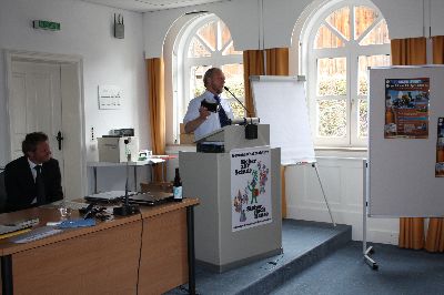 Kaum ist der Beifall für Herrn Groß verklungen, kündigt Herr Heinz Dörr vom PP Mittelfranken eine weitere Ehrung an: Dem Geschäftsführer soll ein symbolträchtiges und besonders schönes Polizeiauto überreicht werden – in Anerkennung seiner Arbeit für die ÖVSB