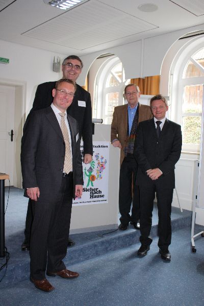 Weil der Herr Dörr nicht nur gut schenken, sondern auch gut fotografieren kann, hat er die beiden Seminarleiter und die beiden Referenten im Gruppenbild „verewigt“: Jürgen Polster, Hubert Schröder, Walter Schwab und Markus Wörle „grinsen“ um die Wette, nur der GF schaut ein bisschen „marode“ drein