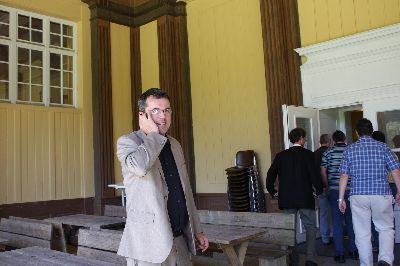 Kaum ist das Ende der Veranstaltung angekündigt, „hängt“ der LGF der LVW Bayern am Handy – er will immer „im Bilde“ sein