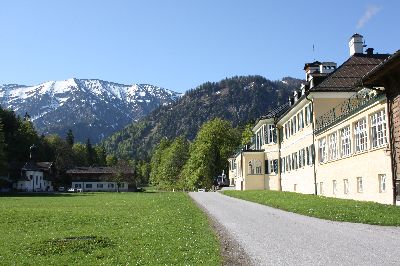 Zum Abschied noch ein Blick auf die immer noch schneebedeckten Blauberge im Hintergrund und das repräsentative Seminargebäude der Hanns – Seidel – Stiftung in Wildbad Kreuth – wir kommen gerne wieder!