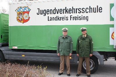Die Jugendverkehrsschule Freising mit den beiden Verkehrserziehern Richard Vogelmann und Toni Sauer ist schon da