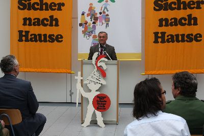 Der Hausherr der Grundschule Hallbergmoos, Herr Rektor Hans Hanrieder, begrüßt die Gäste