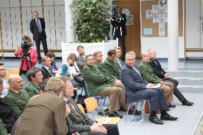 Was Frau Ministerialrätin Maria Els dem Fachlichen Leiter des Schulamts Freising, Herrn Schulamtsdirektor Josef Hauner, hier ins Ohr flüstert, bleibt, bleibt deren Geheimnis