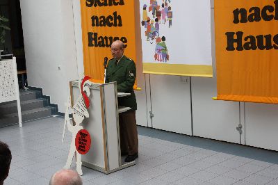 PHK Richard Vogelmann, Verkehrserzieher der Polizeiinspektion Freising, erläutert sehr gekonnt die Problematik des Linksabbiegens und bereitet so auf die nachfolgenden praktischen Übungen auf dem Verkehrsübungsplatz der Schule vor