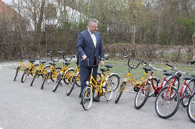 Hier stimmt was nicht: Entweder ist das Fahrrad zu klein oder der Minister zu groß