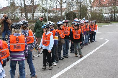 Hier erklärt Herr Vogelmann der Klasse 4b von Herrn Lehrer Johann Hoffelner den von der Gemeinde freundlicherweise neu markierten Parcours