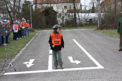Trockenübung ohne Rad aber mit leisem Aufsagen der Regeln beim Linksabbiegen