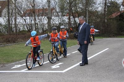 Mustergültig fahren die Kinder den Parcours und das freut den Minister