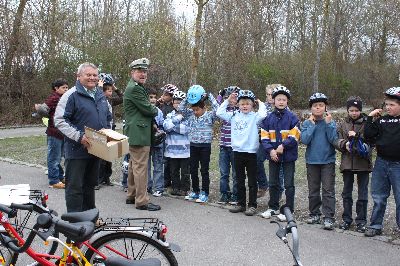 Lehrer Hoffelner, Verkehrserzieher Vogelmann und die ausgesprochen verkehrstüchtigen Kinder der Klasse 4 b