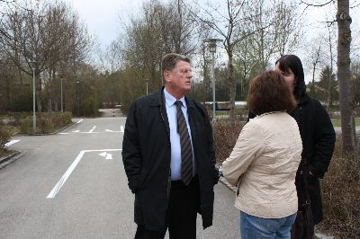 Der 1. Bürgermeister der Gemeinde Hallbergmoos, Klaus Stallmeister, im Gespräch mit Eltern – alle sind offensichtlich sehr zufrieden mit den Vorführungen