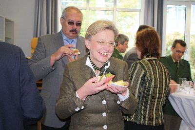 Auch die charmante (man sieht es) Frau Ministerialrtin Els vom StMI ist zufrieden und geniest den Imbiss  wollte aber lieber nicht bei der Brotzeit fotografiert werden