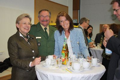 Hahn im Korb: Polizeivizepräsident des Präsidiums Oberbayern-Nord, Winfried Bischler mit Frau Els und Frau Dietl, dem geht’s gut! Da wundert sich sogar der Landesgeschäftsführer Rainer Salz von der LVW Bayern (leider nur zur Hälfe auf dem Bild)