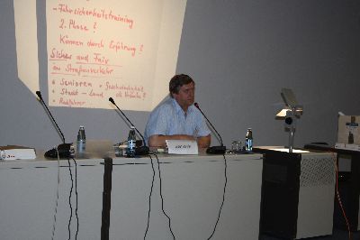 Herr Lesinski vom LRA Cham bei seinem temperamentvollen Gruppenbericht