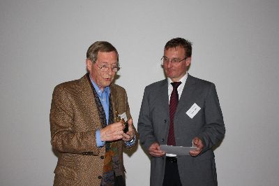 Ehrung von PHK Polster zum Abschied mit Urkunde und großer Symbolfigur